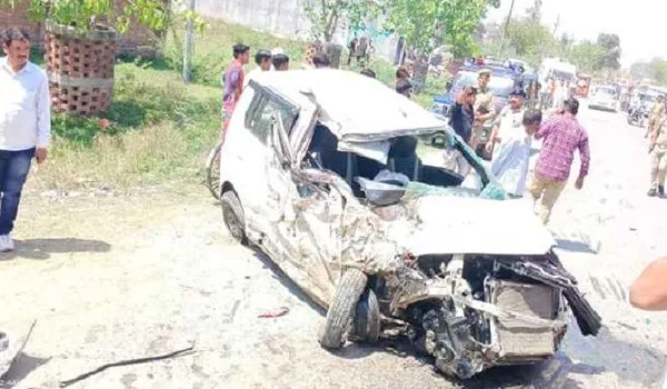 Uttar Pradesh: तेज रफ्तार ऑटो रिक्शा और कार के बीच भीषण टक्कर, 5 लोगों की मौत