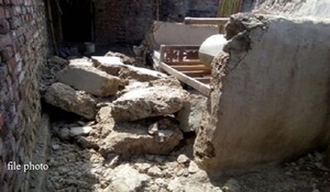 Uttar Pradesh: नोएडा में तेज बारिश के कारण दीवार गिरी, 2 लोग घायल