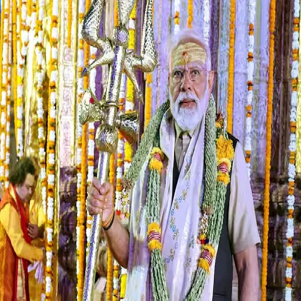 PHOTOS: प्रधानमंत्री मोदी ने की काशी विश्वनाथ मंदिर में पूजा अर्चना, ढोल-नगाड़ों से जबरदस्त स्वागत
