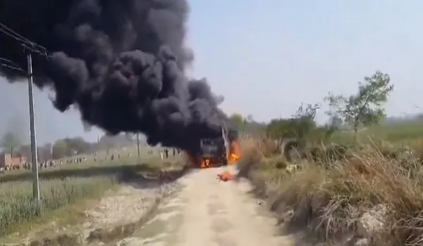 उत्तर प्रदेश के गाजीपुर में बस में लगी आग, हाईटेंशन लाइन गिरने से हुआ हादसा, कई यात्रियों की हुई मौत