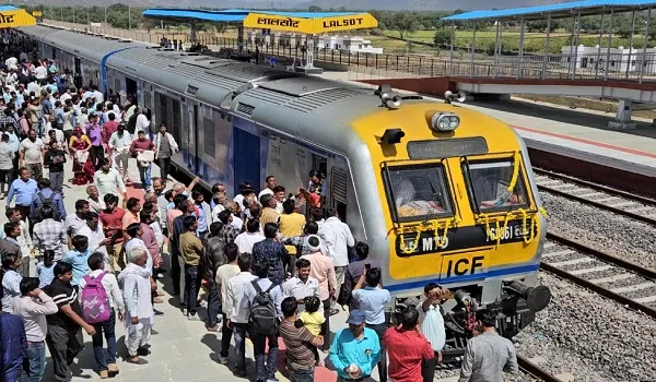 VIDEO: दौसा को मिली रेलवे की सौगात, सभी रेलवे स्टेशनों पर उमड़ी भीड़, ट्रेन पर की पुष्प वर्षा
