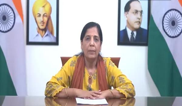 VIDEO: केजरीवाल के भेजे संदेश को सुनीता केजरीवाल ने पढ़ा, कहा आपका भाई, आपका बेटा लोहे का बना हुआ है, अपना हर वादा किया पूरा