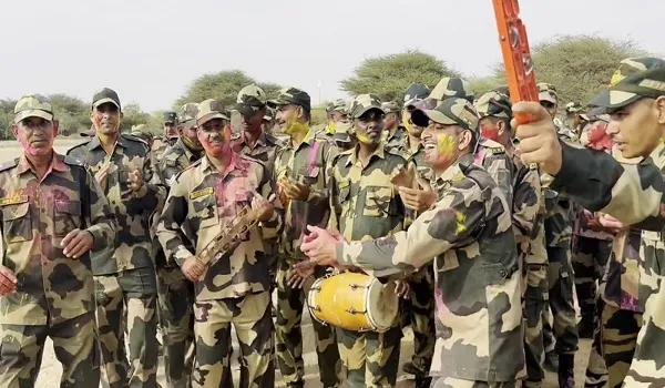 Rajasthan: भारत- पाक सीमा पर BSF जवानों की होली, अधिकारियों और जवानों ने रंग गुलाल से मनाया होली का पर्व