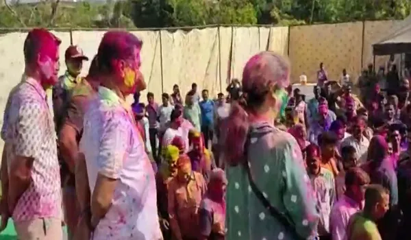 राजस्थान में पुलिसकर्मियों की होली, रिजर्व पुलिस लाइन में किया जा रहा आयोजन, एक दूसरे को रंग गुलाल लगाकर दे रहे शुभकामनाएं