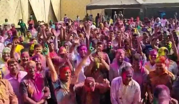 राजस्थान में पुलिस ने मनाई होली, DJ की धुनों पर जमकर थिरके पुलिसकर्मी, एक दूसरे को रंग गुलाल लगाकर दी शुभकामनाएं