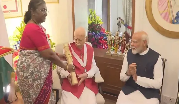 VIDEO: लालकृष्ण आडवाणी को 'भारत रत्न' सम्मान, राष्ट्रपति द्रौपदी मुर्मू ने घर जाकर किया सम्मानित