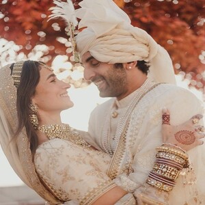   Ranbir Alia Wedding Photos: रणबीर कपूर और आलिया भट्ट की शादी की फोटोज आईं सामने, रोमांटिक अंदाज में नजर आये दोनों 
