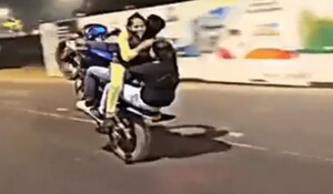 Mumbai में बाइक पर खतरनाक स्टंट का वीडियो सोशल मीडिया पर आने के बाद शख्स गिरफ्तार