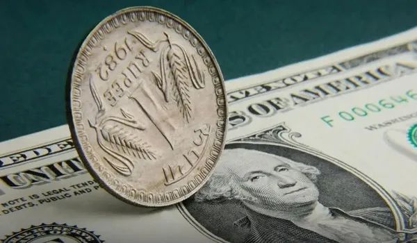 Dollar vs Rupee: शुरुआती कारोबार में अमेरिकी डॉलर के मुकाबले रुपया 25 पैसे फिसलकर 82.46 पर आया