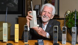 3 अप्रैल का इतिहास: आज के दिन मार्टिन कूपर ने पहली बार हैंड हेल्ड मोबाइल फोन का किया इस्तेमाल