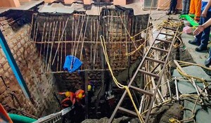 MP: हादसे में 36 लोगों की मौत के बाद मंदिर का अवैध निर्माण ढहाया, बावड़ी बंद की गई