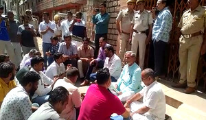 Jalore News: रास्ते के विवाद और भाजपा कार्यकर्ता को गिरफ्तार करने को लेकर हिंदू संगठनों का प्रदर्शन, बंद की दी चेतावनी