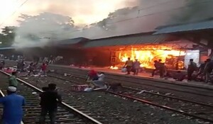 West Bengal: संतोषपुर रेलवे स्टेशन पर लगी आग को काबू में किया गया