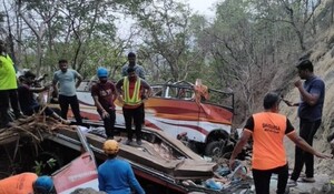 मुंबई-पुणे राजमार्ग पर बड़ा हादसा, बस के खाई में गिरने से 12 लोगों की मौत, 27 लोग घायल