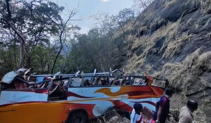 मुंबई-पुणे राजमार्ग पर बस के खाई में गिरने से 13 लोगों की मौत, CM एकनाथ शिंदे ने दुर्घटना पर किया दुख व्यक्त
