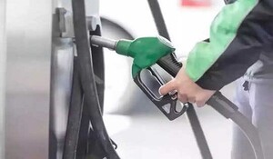 पाकिस्तान में 10 रुपये लीटर महंगा हुआ पेट्रोल, महंगाई से बेहाल जनता को लगा एक और झटका