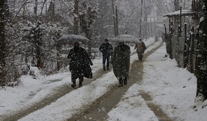 जम्मू-कश्मीर के ऊंचाई वाले इलाकों में बर्फबारी, मैदानी इलाकों में बारिश