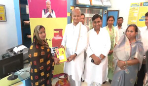 Rajasthan News: CM गहलोत ने किया महंगाई राहत कैम्प का शुभारंभ, प्रदेश के जरूरतमंदों तक सीधे पहुंचेगा 10 योजनाओं का लाभ; पूजा देवी बनीं पहली लाभार्थी