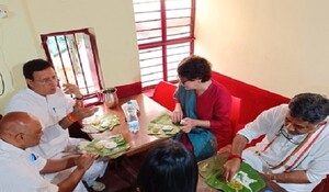प्रियंका गांधी ने चुनावी राज्य कर्नाटक के मैसुरु में रेस्तरां में डोसा बनाने के गुर सीखे