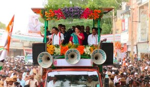 प्रियंका गांधी ने किया कर्नाटक में रोड शो, विधानसभा चुनाव में अपने पार्टी के पक्ष में लोगों का मांगा समर्थन