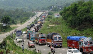 भूस्खलन के चलते जम्मू-श्रीनगर राष्ट्रीय राजमार्ग पर वाहनों की आवाजाही बाधित