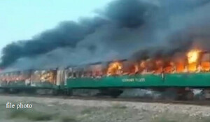पाकिस्तान में ट्रेन में आग लगी, 7 लोगों की मौत