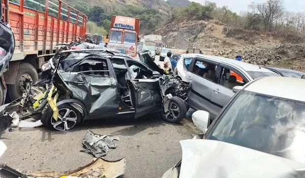 मुंबई पुणे एक्सप्रेसवे पर बड़ा हादसा, ट्रक के ब्रेक फेल होने से कम से कम 12 गाड़ियों के बीच टक्कर, 6 लोग घायल