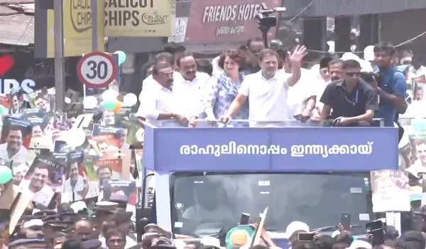 नामांकन से पहले केरल के वायनाड में राहुल गांधी का रोड शो, प्रियंका गांधी भी रही मौजूद