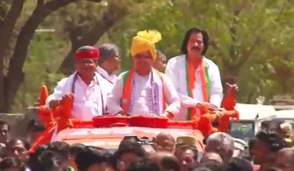 मुख्यमंत्री भजनलाल शर्मा का रतनगढ़ में भव्य रोड शो, खुले रथ में सवार होकर स्वीकारा जनता का अभिवादन