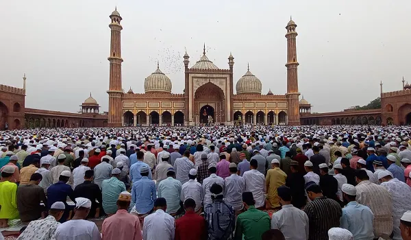 देशभर में ईद का जश्न, अमन-चैन की मांगी जा रही दुआ, पीएम मोदी और राष्ट्रपति मुर्मु ने दी बधाई
