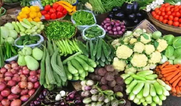 गर्मी बढ़ने के साथ ही सब्जियां हुई महंगी, 100 रुपए से अधिक हो चुके कई सब्जियों के दाम