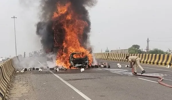 ट्रक और कार में भीषण टक्कर के बाद लगी आग, 4 लोगों की दर्दनाक मौत