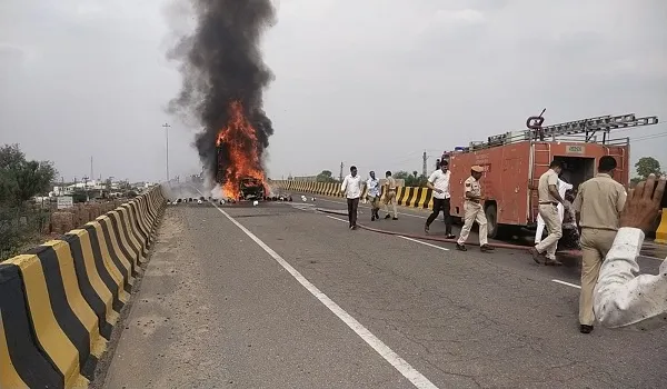Sikar News: कार और ट्रक में भिड़ंत के बाद लगी भीषण आग, 7 लोग जिंदा जले
