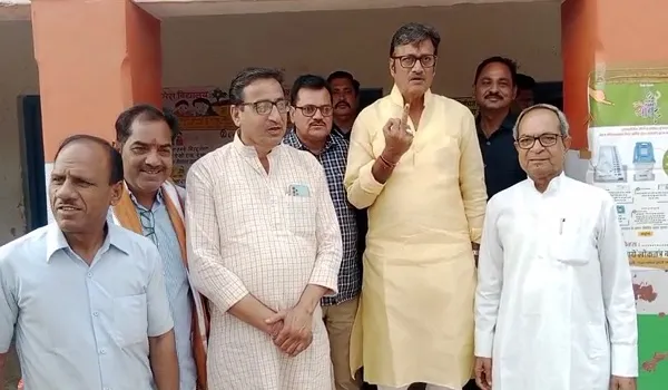 भाजपा नेता राजेंद्र राठौड़ ने चूरू के वार्ड नं.17 में किया मताधिकार का प्रयोग, कहा-देश उत्साह से कर रहा है मतदान