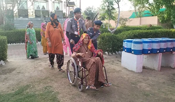 LokSabha Election 2024 Phase 1: लोकसभा चुनाव को लेकर बुजुर्गों में दिखा उत्साह, 78 वर्षीय सुंदर देवी ने व्हीलचेयर पर पहुंच किया मतदान