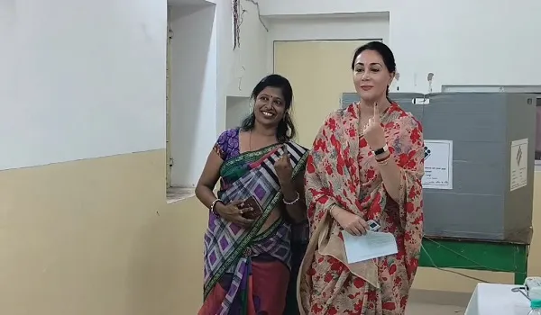 LokSabha Election 2024 Phase 1: राजस्थान में 12 लोकसभा सीटों पर मतदान जारी, जयपुर में डिप्टी सीएम दीया कुमारी ने किया मतदान
