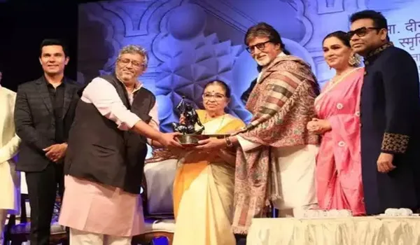 अमिताभ बच्चन लता दीनानाथ मंगेशकर अवॉर्ड से सम्मानित, सिंगर उषा मंगेशकर ने दिया अवॉर्ड