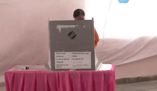 LokSabha Elections 2nd phase 2024: लोकसभा चुनाव के दूसरे चरण को लेकर वोटिंग आज, वसुंधरा राजे ने किया मतदान