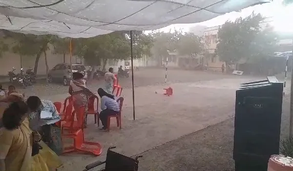 प्रतापगढ़ में बदला मौसम का मिजाज, तेज हवाओं के साथ शुरू हुई बारिश, मतदान केन्द्रों के बाहर लगे टेंट उड़े हवा में