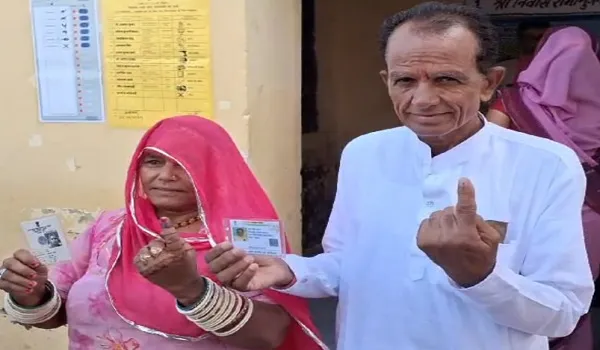 कालीकांकर स्थित बूथ पर विधायक शंकर सिंह रावत ने किया मतदान, कहा- प्रदेश की सभी 25 सीटे जीत रही है भाजपा