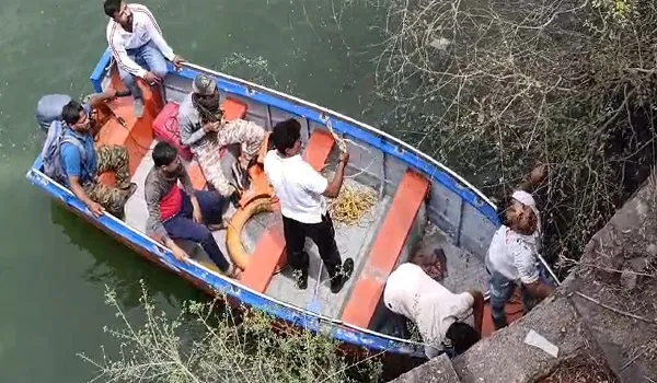 कोटा के चंबल गार्डन के पास नदी में मिले युवक-युवती के शव, गोताखोर टीम ने शव निकाले बाहर