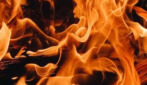 Maharashtra: ठाणे में अस्पताल के पास स्थित दुकानों में आग लगी, कोई हताहत नहीं