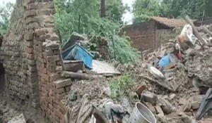Uttar Pradesh: जौनपुर में कच्ची मकान की दीवार ढहने से बाप-बेटी की मौत