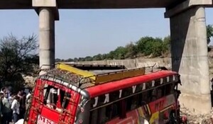 Madhya Pradesh: खरगोन जिले में बस पुल से गिरी, 15 की मौत और 25 घायल