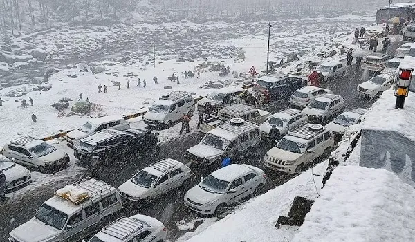 हिमाचल प्रदेश में हिमपात, फंसे हुए पर्यटकों और वाहनों को निकाला गया