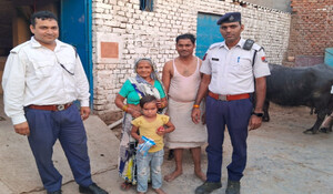 Dholpur News: बाजार में परिजनों से बिछड़ गई 5 साल की मासूम बालिका, ट्रैफिक पुलिस के जवानों ने सकुशल घर पहुंचाया