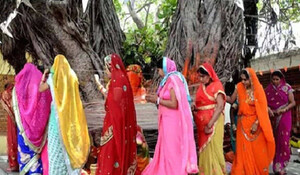 Vat Savitri Vrat 2023: पति की लंबी उम्र के लिए महिलाएं 19 मई को रखेगी वट सावित्री व्रत, कैसे उठाएं लाभ; जानें शुभ मुहूर्त और पूजन विधि