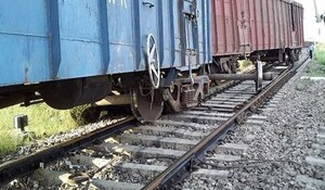 West Bengal: मालगाड़ी से टकराने के बाद पटरी से उतरी लोकल ट्रेन, कोई हताहत नहीं