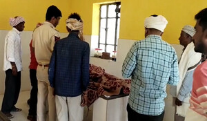 Dungarpur News: नशे की हालत में ट्रैक्टर ड्राइवर ने फांसी का फंदा लगाकर की आत्महत्या, खेत में गई थी पत्नी
