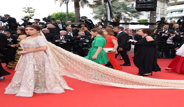Cannes में चला Sara Ali Khan का जादू, इंडियन लुक से फैंस को बनाया दीवाना